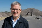 Welten-Saga Die Schätze Lateinamerikas Christopher Clark vor der Mondpyramide in Teotihuacán, Mexiko