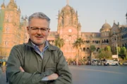 Welten-Saga Die Schätze Indiens Christopher Clark vor dem ehemaligen Victoria Terminus in Mumbai.
