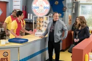 V.l.: Omar (Chris Knowings), Anthony (Lorenzo James Henrie), Kevin Gable (Kevin James), Vanessa Cellucci (Leah Remini)