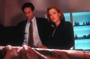Mulder (David Duchovny) und Scully (Gillian Anderson) untersuchen einen Fall, bei dem offensichtlich schwarze Magie eine zentrale Rolle spielt.