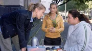 Ulla (Nadja Zwanziger, re.) hilft beim Transport der Ausrüstung ins neue Domizil, wird aber von Alex (Wolke Hegenbarth, li.) beleidigt und lässt sie und Claudia (Nora Binder) mit einer schweren Kiste stehen.