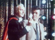 Lt. Columbo (Peter Falk, re.) steht mit dem großen Magier Santini (Jack Cassidy) auf der Bühne. Santini zeigt ihm einige Zaubertricks.