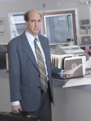 (6. Staffel) - Theodore "Ted" Buckland (Sam Lloyd), ein suizidgef&auml;hrdeter und frustrierter Rechtsanwalt ohne Selbstbewusstsein, der sich sehr h&auml;ufig - vor allem von Dr. Kelso - herumschubsen l&auml;sst.