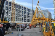 Knochenjobs Auf dem Bau Der Ausleger wartet auf den Einbau.  Copyright: SRF/Autentic