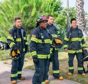 (v. l. n. r.) Eddie Diaz (Ryan Guzman); Henrietta "Hen" Wilson (Aisha Hinds); Evan "Buck" Buckley (Oliver Stark); Howie "Chimney" Han (Kenneth Choi)