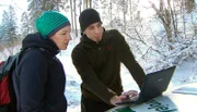 Umweltwissenschaftlerin Ulrike Müller lässt die Verteilung der ausgewilderten Luchse im Harz vom Leiter des Telemetrierungsprojektes Ole Anders erklären.
