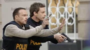 Semir (Erdogan Atalay, li.) und Chris (Gedeon Burkhard) sind entsetzt, als sich ein SEK"ler als Geiselnehmer entpuppt...