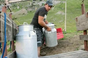 Sepp Herger hat sich eine eigene Bergweide in 1.500 Meter Höhe im Kanton Uri gekauft. Er und seine Frau Andrea hüten dort 80 Kühe. Die Milch gelangt schließlich mit dem Seilbähnchen zur Käserei.