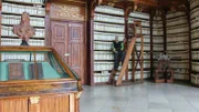 Harry in der Bibliothek von Stift Seitenstetten.