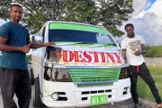 Der Spray-Painter Randy Thomas (r.) gestaltet das Taxi seines Kumpels Alphonso Browne gerade neu - auf Wunsch mit einem Portrait des jamaikanischen Reggae Sängers Buju Banton.