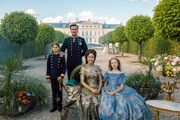 Anlässlich ihrer Rückkehr nach Wien treten Sisi (Dominique Devenport, Mi.-r.) und Franz (Jannik Schümann, Mi.-l.) mit ihren Kindern Gisela (Kristina Schroeter, r.) und Rudolf (Arian Wegener, l.) zum Fototermin vor die Presse.