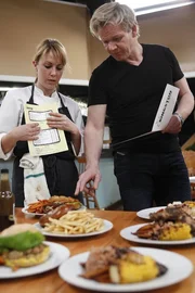 Gordon Ramsay (r.) weiß, welche Gerichte auf die Karte passen und welche nicht ...