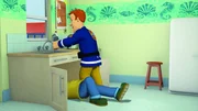 Feuerwehrmann Sam hilft seinem Bruder Charlie bei Reparaturarbeiten im Haus.