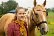 Lucy (Paulina Schnurrer) liebt ihr Pflegepferd Pirat