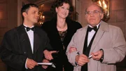 Die Fischers (v.l.: Rene Hofschneider, Susanne Scholl, Jochen Senf) versuchen in der Öffentlichkeit ein harmonisches Familienleben vorzutäuschen.