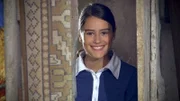 Mia (Rosabell Laurenti Sellers) beobachtet Paula und Vincent aus dem Nebenraum im Gartenhaus.