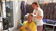 Jasmin ist zu Besuch bei Elvis und Katrin. Die 20-Jährige soll ihrer Mutter zum ersten Mal beim Haare färben helfen.