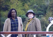 Louise Wilmott (Karen Bryson, l.); DCI Vera Stanhope (Brenda Blethyn, r.)