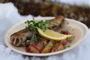 Zu Tisch Røros – Norwegen Norwegische Pfannkuchen Pjalt mit Ziegenkäse und Moltebeeren
