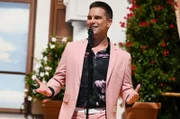 Mit neuer Platte am Start: Der niederländische Sänger Eloy de Jong präsentiert eine Single aus seinem Album "Stärker" bei "Immer wieder sonntags", live übertragen aus dem Europapark in Rust.