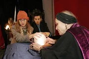 Im Gegensatz zu David (Mathis Künzler, M.) nimmt Lisa (Alexandra Neldel, l.) die Prophezeiungen der Wahrsagerin Fortuna (Maria Mägdefrau, r.) sehr ernst. (Dieses Foto von Alexandra Neldel darf nur in Zusammenhang mit der Berichterstattung über die Serie "Verliebt in Berlin" veröffentlicht und verbreitet werden.)