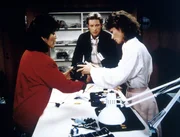 Üben die Handhabung eines Zielpeilgerätes: Mrs. Douglas (Clare Nono, l.) erklärt Amanda (Kate Jackson, r.) und Lee (Bruce Boxleitner, M.), wie das Teil funktioniert - mit Erfolg?