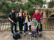 BR-Filmteam mit Vera und ihren Pflegekindern in Italien.