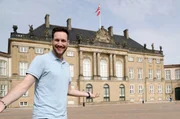 Reporter Sven Kroll vor Schloss Amalienborg in Kopenhagen. Auf seiner f&uuml;nft&auml;gigen Reise in die d&auml;nische Hauptstadt m&ouml;chte er mit 500 Euro auskommen.