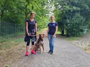 Daniela mit ihrem Hund Aleksi, Trainerin Sophie Grethe (r.).