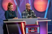 Entertainerin Enie van de Meiklokjes und Comedien Bodo Bach stellen sich als Rateteam den Fragen von Gastgeber Florian Weber im Wissensquiz „Meister des Alltags“. Der Gewinn wird einem guten Zweck gespendet.