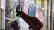 Bei der Verfolgung verliert der Killer die Kontrolle über seinen Wagen, hebt ab und schlägt im Heck von Semir und Chris' Wagen ein...