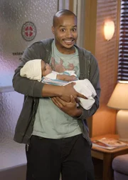 Stolz präsentiert Turk (Donald Faison) sein Baby ...