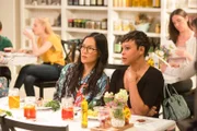Doris (Ali Wong, l.); Angela (Carly Hughes, r.)