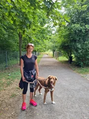 Daniela mit ihrem Hund Aleksi.  Die Verwendung des sendungsbezogenen Materials ist nur mit dem Hinweis und Verlinkung auf RTL+ gestattet.