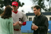 Baseballstar Hank Wiggen (Scott Foley), seine Frau Lola (Meredith Monroe) und Bryan Singer (spielt sich selbst).