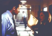 Im Manuskript des noch unfertigen Romans eines jungen Autors finden Scully (Gillian Anderson, r.) und Mulder (David Duchovny) alle Morde, die sie gerade untersuchen, bis ins Detail beschrieben.