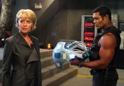 Teal'C (Christopher Judge, re.) hat den Replikant von Carter (Amanda Tapping, li.) immer im Auge, damit er, falls nötig, sie jederzeit eliminieren kann...