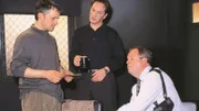 Axel Fischer (Rene Hofschneider, l.) wird von den Kommissaren Kehler (Wolfgang Bathke, r.) und Bongartz (Max Gertsch) zum Tathergang seiner eigenen Entführung vernommen.