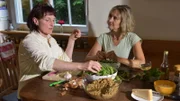 Zu Tisch Nordbaden – Deutschland Margrit Arnold und Dagmar Graser schälen Erbsen für den Grünkernrisotto
