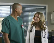 Ein nichtallt&auml;glicher Arbeitstag erwartet Elliot (Sarah Chalke, r.) und Turk (Donald Faison, l.) ...