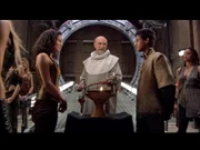 Bra'Tac (Tony Amendola, mi.) soll die Trauungzeremonie von Rya'C (Neil Denis, re.) und Kar'Yn (Mercedes de la Zerda, li.) vollziehen...