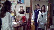 Mia (Rosabell Laurenti Sellers) probiert ihr neues Kleid an.