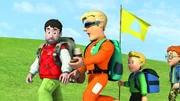 Moose und Tom steigen mit den Kindern auf den Pontypandy-Berg.