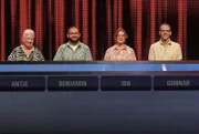 ARD GEFRAGT - GEJAGT FOLGE 888, "Alexander Bommes präsentiert beliebtes Quizformat", am Montag (11.08.25) um 18:00 Uhr im ERSTEN. Aufzeichnung zum ARD-Quiz „Gefragt-Gejagt“  Die Kandidaten (v.l.n.r. am Panel): Antje Oestmann, Benjamin Groß, Ida Klein, Gunnar Hoff.