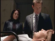 Im Zuge ihrer Ermittlungen treffen Monica Reyes (Annabeth Gish, l.) und John Doggett (Robert Patrick) auf den telepathisch begabten Joseph Kobold (James Remar, liegend).