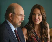 Dr. Aaron Glassman (Richard Schiff) und Debbie Wexler (Sheila Kelley)  Die Verwendung des sendungsbezogenen Materials ist nur mit dem Hinweis und Verlinkung auf TVNOW gestattet.