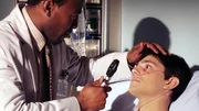Dr. Foreman (Omar Epps, l.) versucht herauszufinden, warum der 16-jährige Keith (Nicholas D'Agosto) so viel Blut verliert.