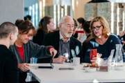 Die Krankenschwester und Palliativbegleiterin Sabine (2.v.l.) geht mit ihrem Mann Dieter (2.v.r.) regelmäßig in das DigitalCafe für Senioren in der Amerika Gedenkbibliothek in Berlin. Dort können sie Fragen stellen, um den digitalen Umgang von Computer, Smartphones und Tablets, besser zu verstehen.