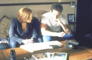 Scully (Gillian Anderson, l.) und Mulder (David Duchovny) kommen bei ihren Ermittlungen in einer mysteriösen Mordserie einfach nicht voran.