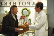 Alois lässt sich von Bamberger beraten. Von links: Alois Preissinger (Erich Hallhuber sen.) und Roland Bamberger (Horst Kummeth).